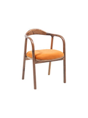 Sedia da pranzo Sir Walnut vista di tre quarti, braccioli in legno noce e seduta arancio